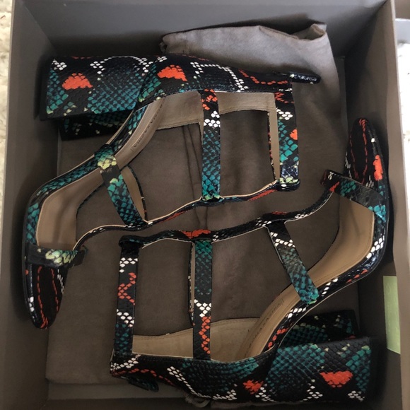 BCBG sandals - Picture 4 of 4